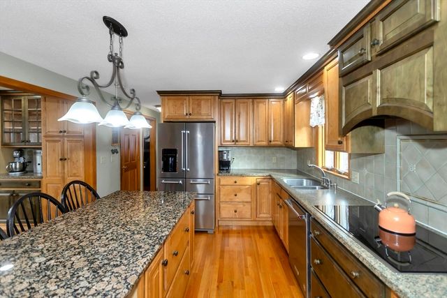 47 Roberta Cir, Agawam, MA 01001