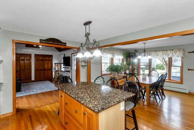 47 Roberta Cir, Agawam, MA 01001