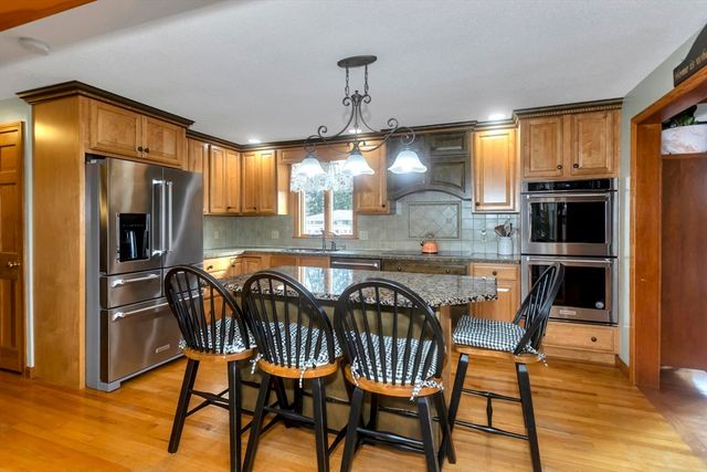 47 Roberta Cir, Agawam, MA 01001