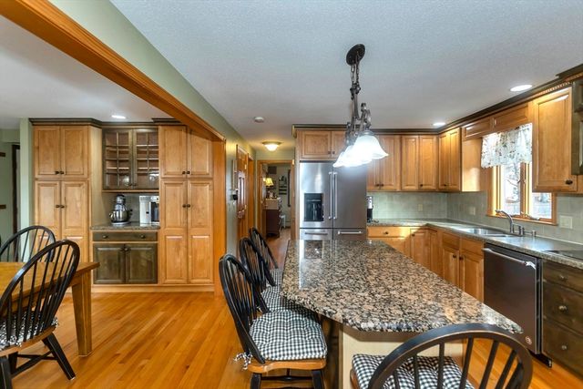 47 Roberta Cir, Agawam, MA 01001