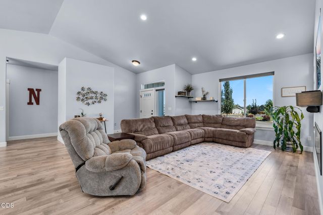 4137 NW 39th Drive, Redmond, OR 97756