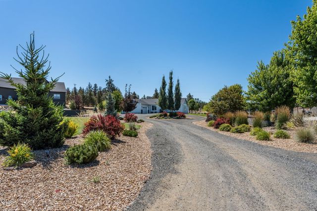 4137 NW 39th Drive, Redmond, OR 97756
