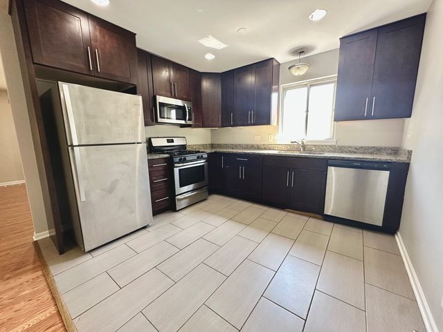 899 Carl Avenue, Elgin, IL 60120