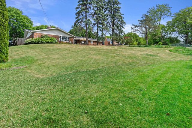 3560 Goetz DRIVE, Brookfield, WI 53005