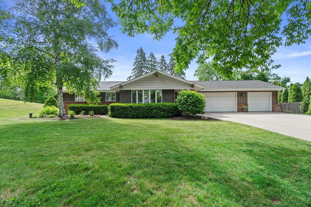 3560 Goetz DRIVE, Brookfield, WI 53005