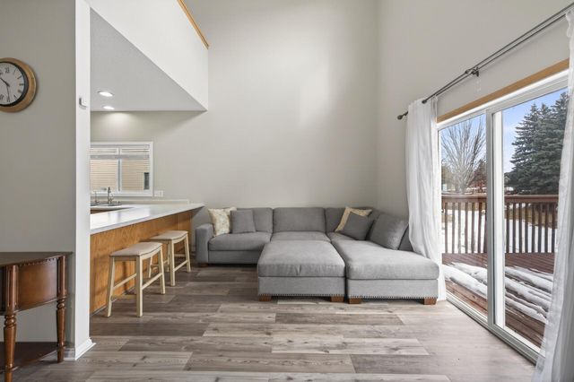 8588 Savanna Oaks Lane, Woodbury, MN 55125