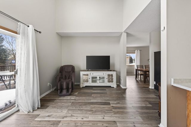 8588 Savanna Oaks Lane, Woodbury, MN 55125