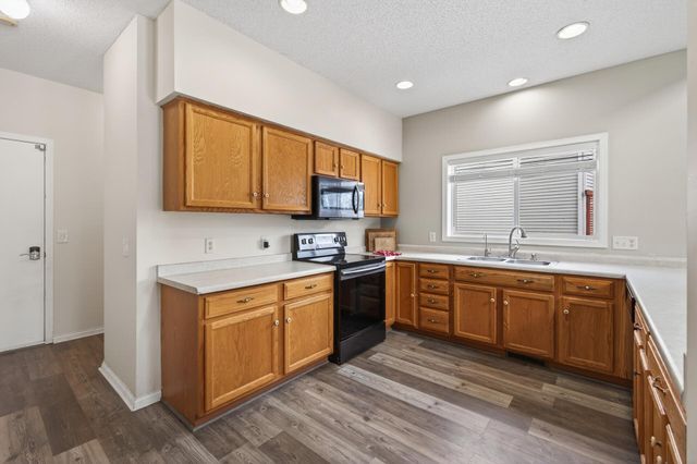 8588 Savanna Oaks Lane, Woodbury, MN 55125