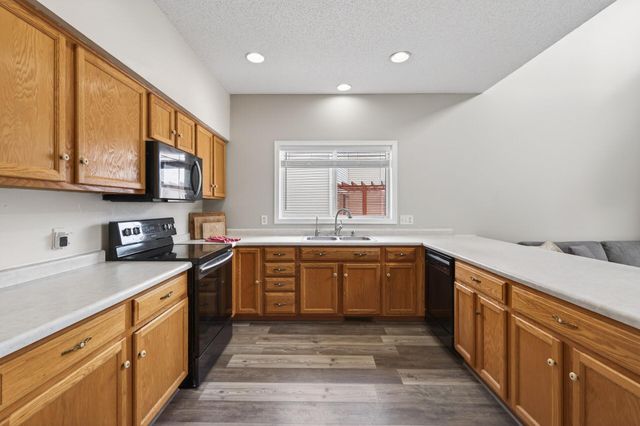 8588 Savanna Oaks Lane, Woodbury, MN 55125