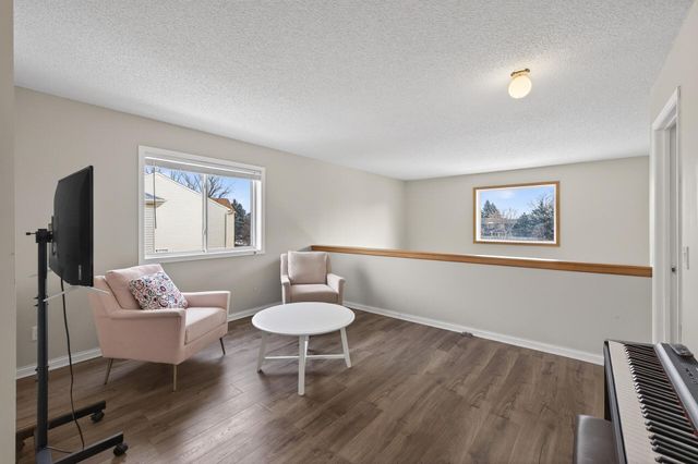 8588 Savanna Oaks Lane, Woodbury, MN 55125