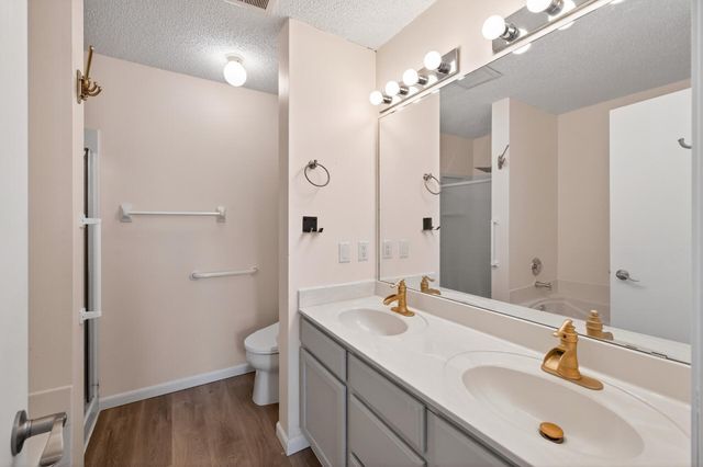 8588 Savanna Oaks Lane, Woodbury, MN 55125