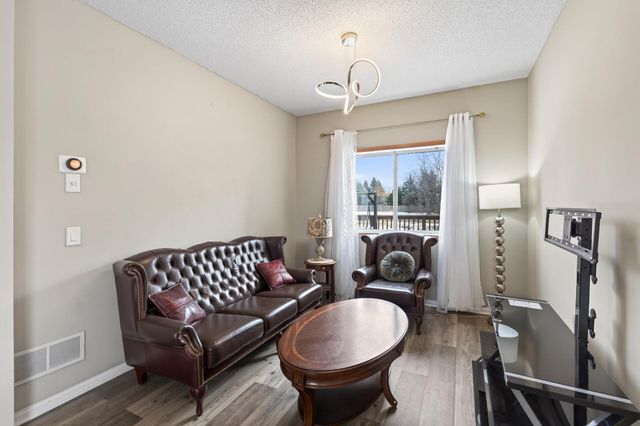 8588 Savanna Oaks Lane, Woodbury, MN 55125