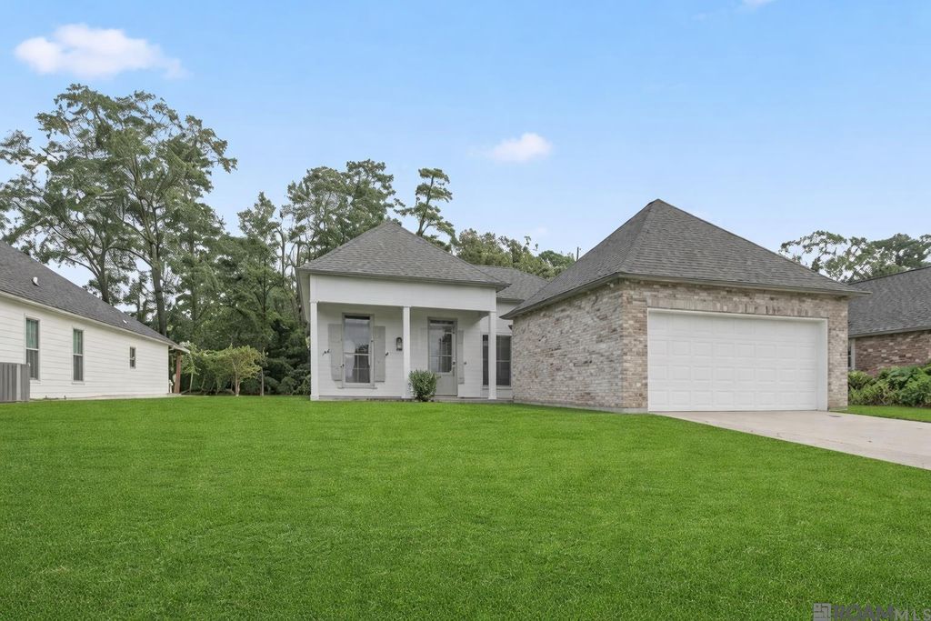 10365 Fountain Ln, Denham Springs, LA 70726