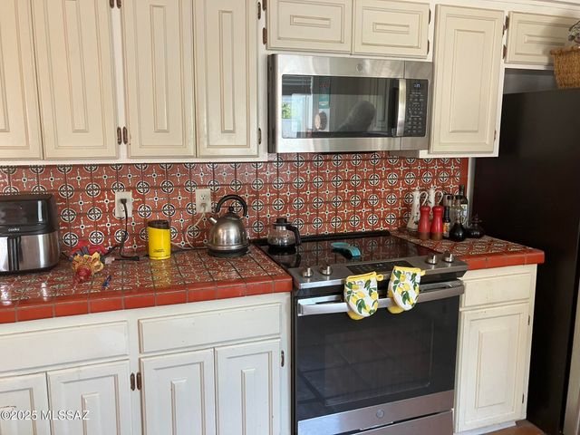 8000 N Casas Place, Tucson, AZ 85742