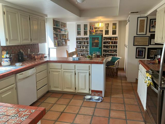 8000 N Casas Place, Tucson, AZ 85742