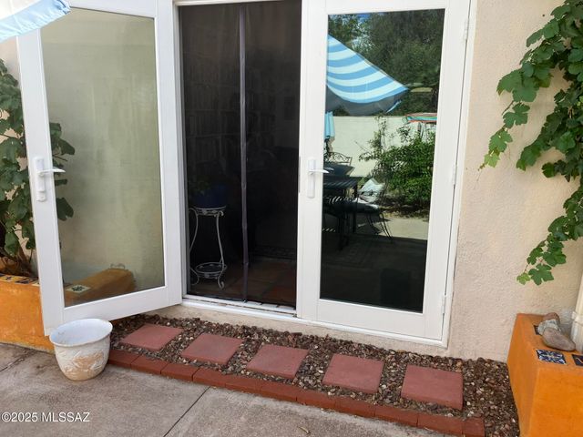 8000 N Casas Place, Tucson, AZ 85742