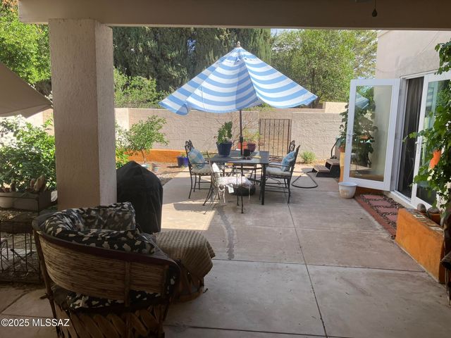 8000 N Casas Place, Tucson, AZ 85742