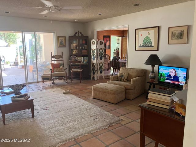 8000 N Casas Place, Tucson, AZ 85742