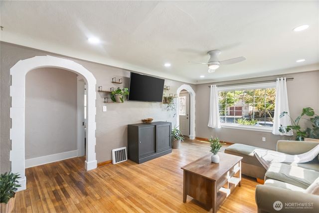 1918 Gregory Way, Bremerton, WA 98337