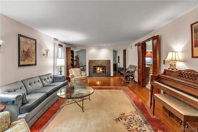 84 Carriage Cir, Amherst, NY 14221