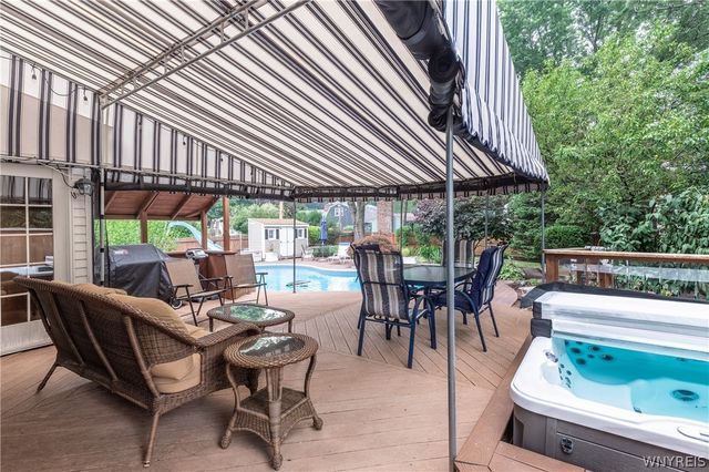 84 Carriage Cir, Amherst, NY 14221