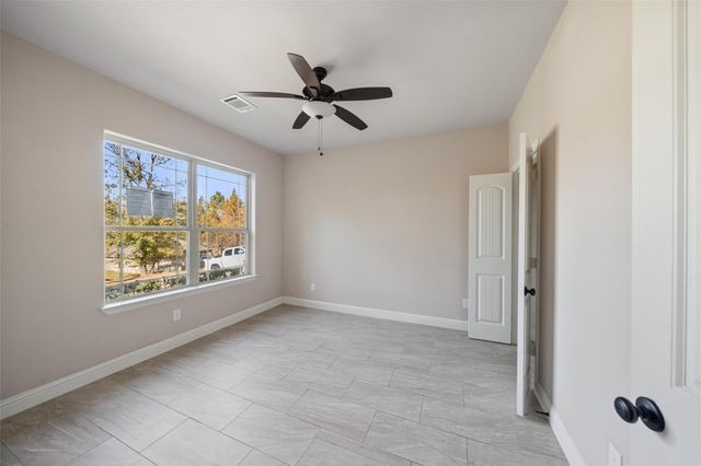 2028 E Lake Drive, Huntsville, TX 77340