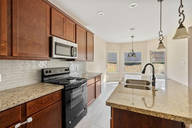 2028 E Lake Drive, Huntsville, TX 77340