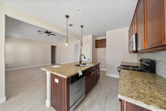 2028 E Lake Drive, Huntsville, TX 77340