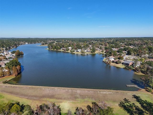 2028 E Lake Drive, Huntsville, TX 77340