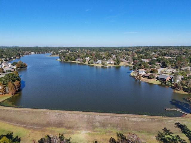 2028 E Lake Drive, Huntsville, TX 77340