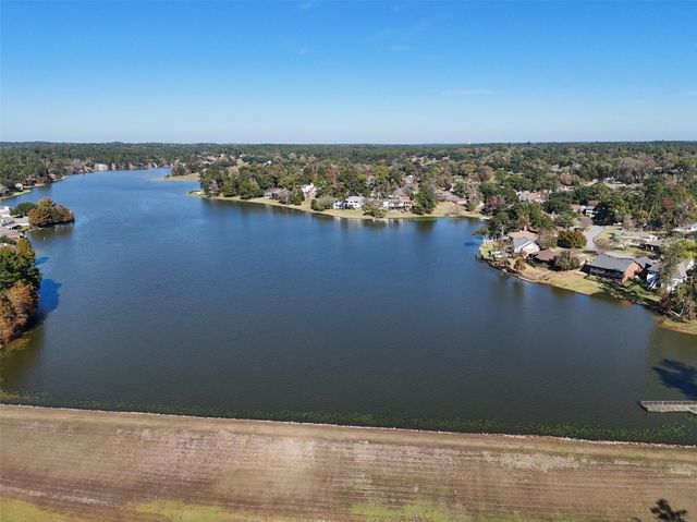 2028 E Lake Drive, Huntsville, TX 77340