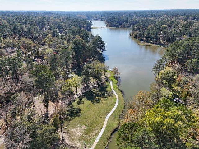 2028 E Lake Drive, Huntsville, TX 77340