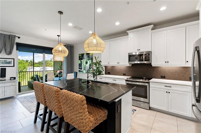 2567 Seychelles DR 207, Naples, FL 34112