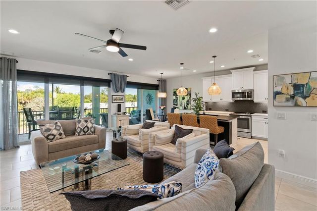 2567 Seychelles DR 207, Naples, FL 34112