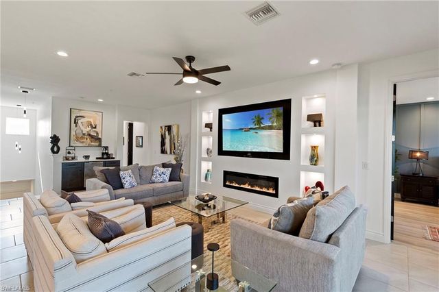 2567 Seychelles DR 207, Naples, FL 34112