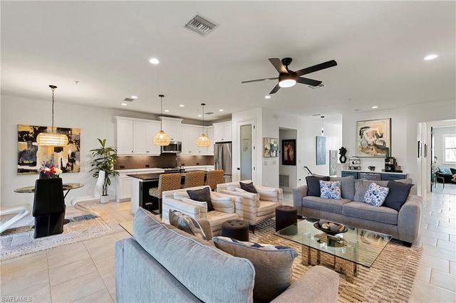 2567 Seychelles DR 207, Naples, FL 34112