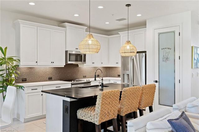 2567 Seychelles DR 207, Naples, FL 34112