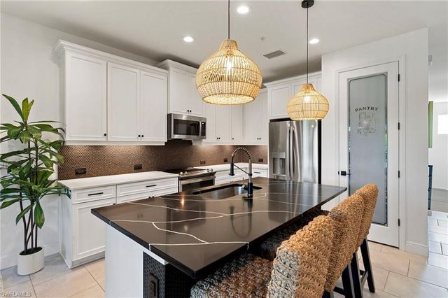2567 Seychelles DR 207, Naples, FL 34112