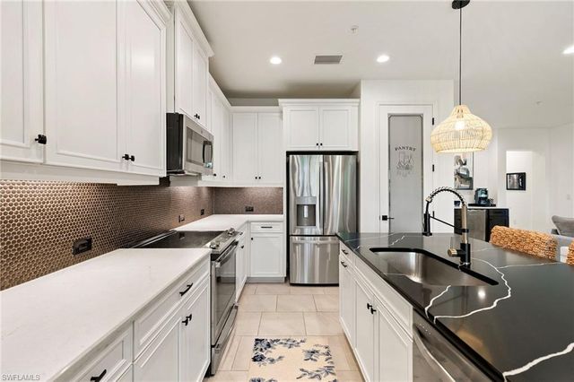 2567 Seychelles DR 207, Naples, FL 34112
