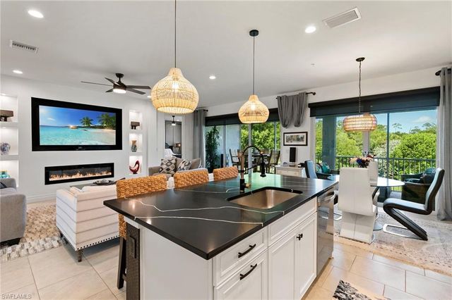2567 Seychelles DR 207, Naples, FL 34112