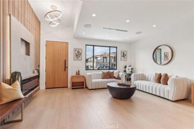 8006 Lloyd Avenue, North Hollywood, CA 91605