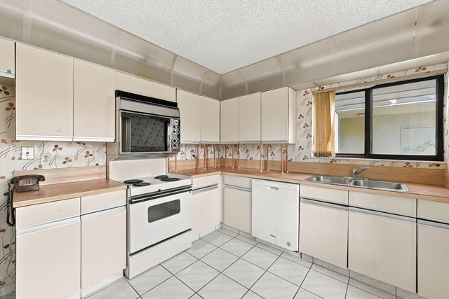 5640 Fairway Park Drive 101, Boynton Beach, FL 33437