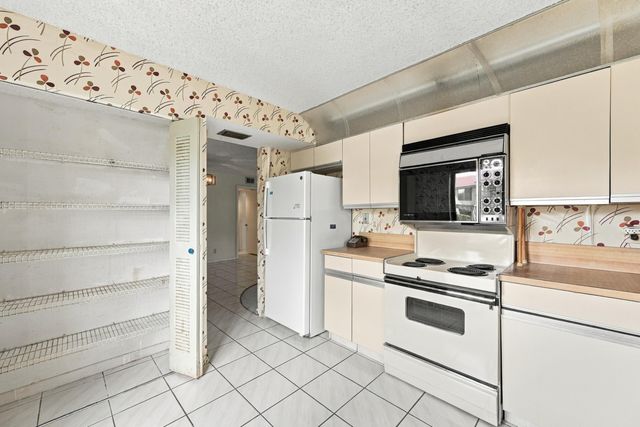 5640 Fairway Park Drive 101, Boynton Beach, FL 33437