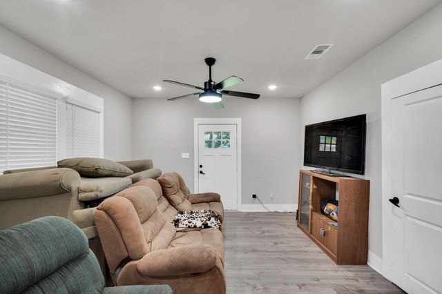 208 W Denton Street, Ennis, TX 75119