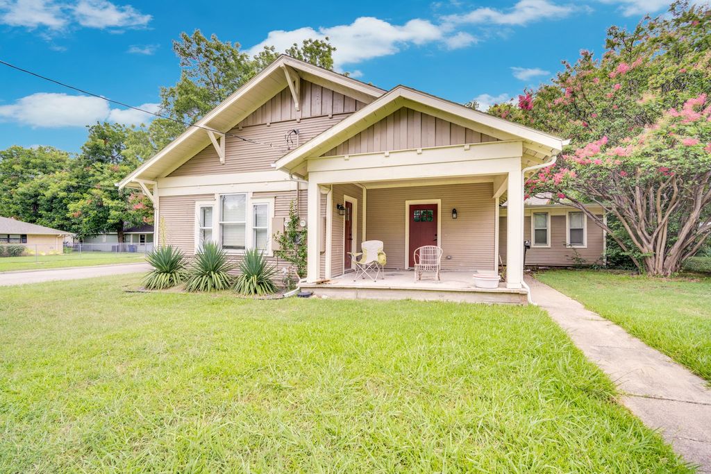 208 W Denton Street, Ennis, TX 75119