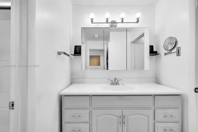 7610 Stirling Road 206F, Davie, FL 33024