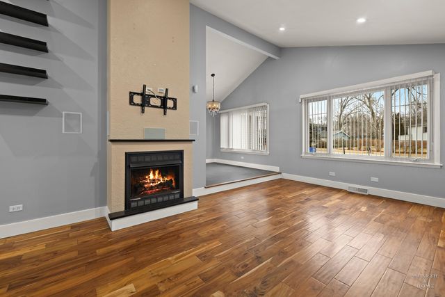 1923 E Pawnee Lane, Mount Prospect, IL 60056