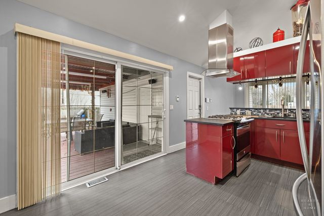 1923 E Pawnee Lane, Mount Prospect, IL 60056