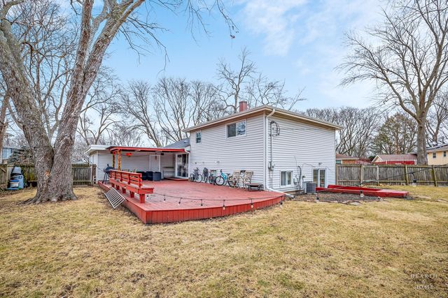 1923 E Pawnee Lane, Mount Prospect, IL 60056