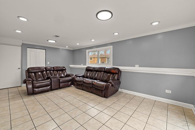 1923 E Pawnee Lane, Mount Prospect, IL 60056